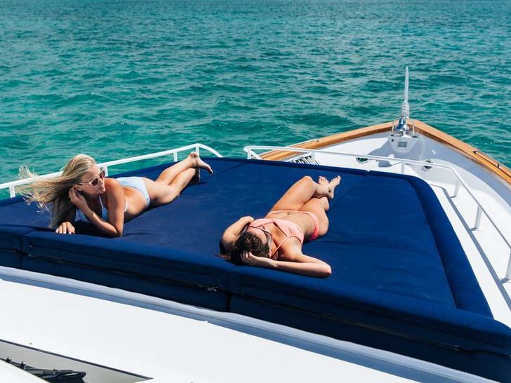 IMPULSE Broward 87 - foredeck bronzing area IMPULSE Broward 87 - foredeck bronzing area