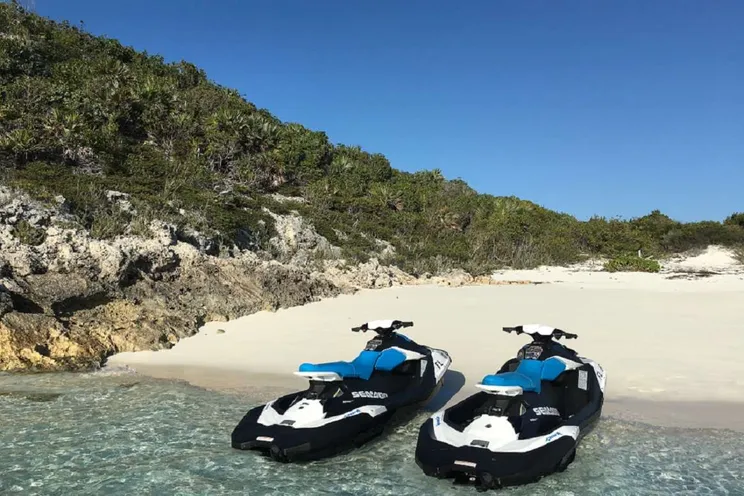 Charter Yacht IMPULSE - Broward 87 - 3 Cabins - Nassau - Exumas - Bahamas