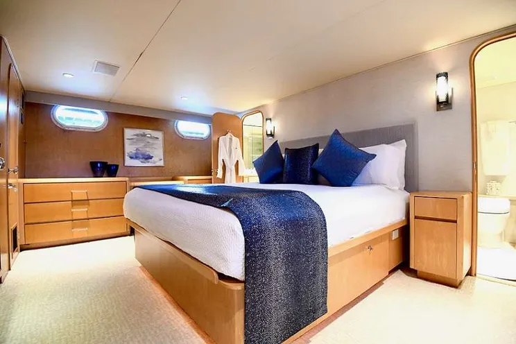 Charter Yacht IMPULSE - Broward 87 - 3 Cabins - Nassau - Exumas - Bahamas
