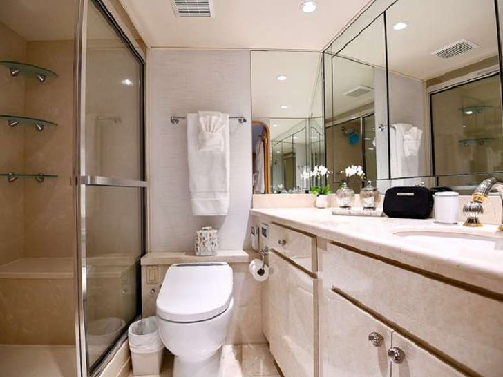 IMPULSE Broward 87 - master cabin bathroom IMPULSE Broward 87 - master cabin bathroom