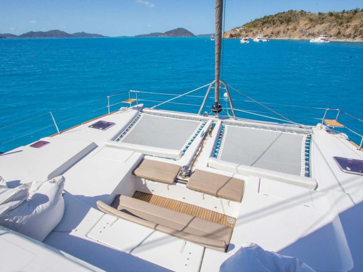 AZURIA Lagoon 50 - foredeck AZURIA Lagoon 50 - foredeck
