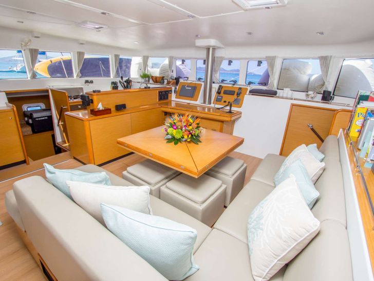 AZURIA Lagoon 50 - saloon AZURIA Lagoon 50 - saloon