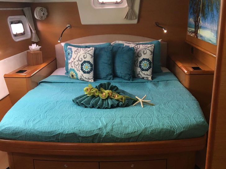 AZURIA Lagoon 50 - master cabin AZURIA Lagoon 50 - master cabin