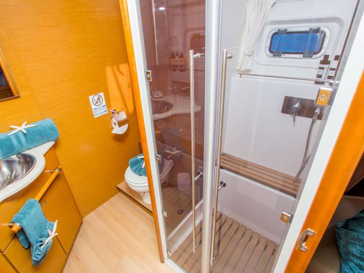AZURIA Lagoon 50 - master cabin bathroom AZURIA Lagoon 50 - master cabin bathroom