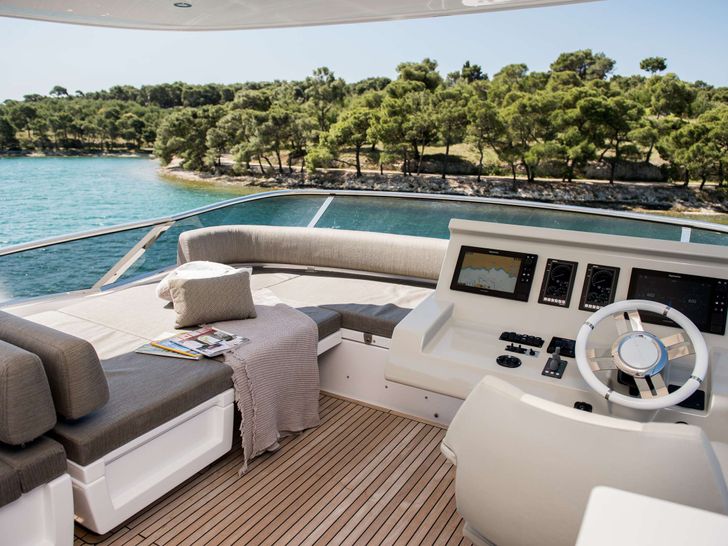 ALYSS - Azimut 72 Fly,flybridge sun beds near the helm ALYSS - Azimut 72 Fly,flybridge sun beds near the helm