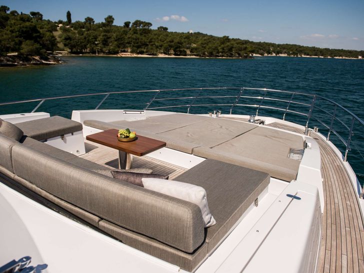 ALYSS - Azimut 72 Fly,bow lounge ALYSS - Azimut 72 Fly,bow lounge