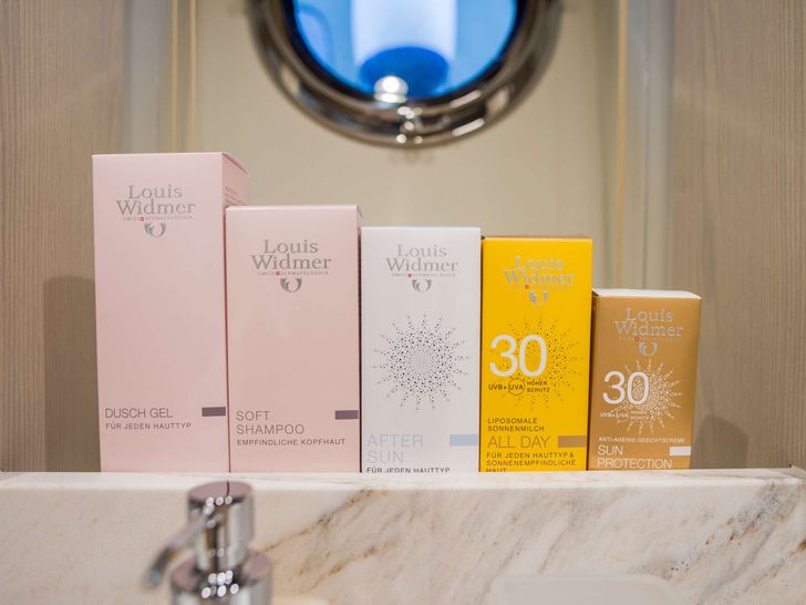 ALYSS - Azimut 72 Fly,sunscreens and toiletries ALYSS - Azimut 72 Fly,sunscreens and toiletries