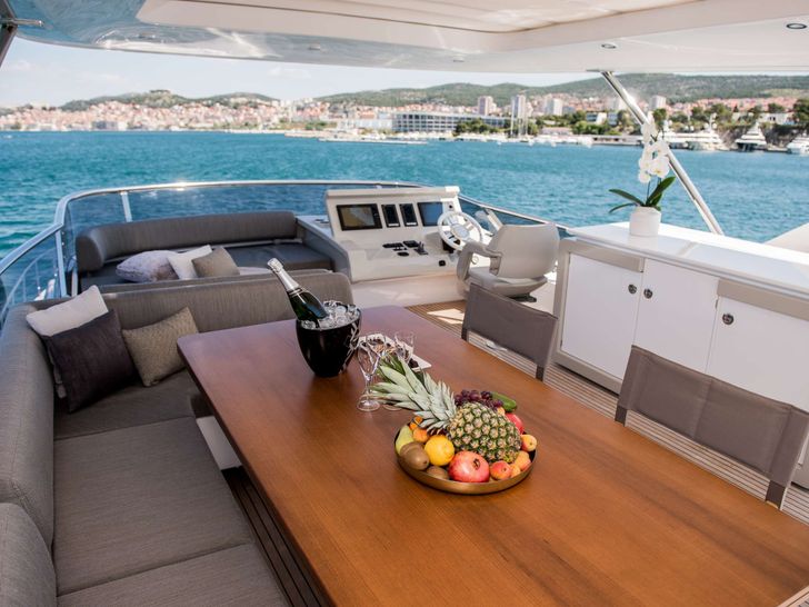 ALYSS - Azimut 72 Fly,flybridge dining area ALYSS - Azimut 72 Fly,flybridge dining area