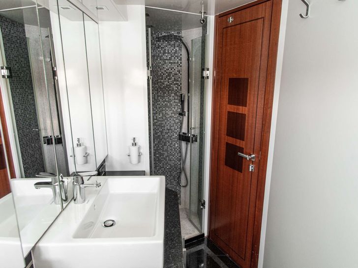 LE CHIFFRE - Galeon 640 Fly,master cabin bathroom LE CHIFFRE - Galeon 640 Fly,master cabin bathroom