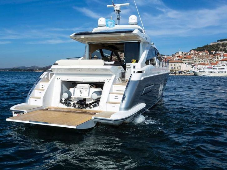 MINI TOO - Azimut 55S,stern view anchored MINI TOO - Azimut 55S,stern view anchored