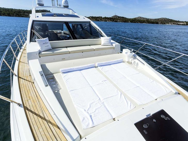 MINI TOO - Azimut 55S,bow bronzing area MINI TOO - Azimut 55S,bow bronzing area
