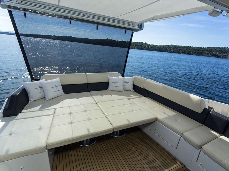 MINI TOO - Azimut 55S,aft bronzing area convertible to shaded area MINI TOO - Azimut 55S,aft bronzing area convertible to shaded area