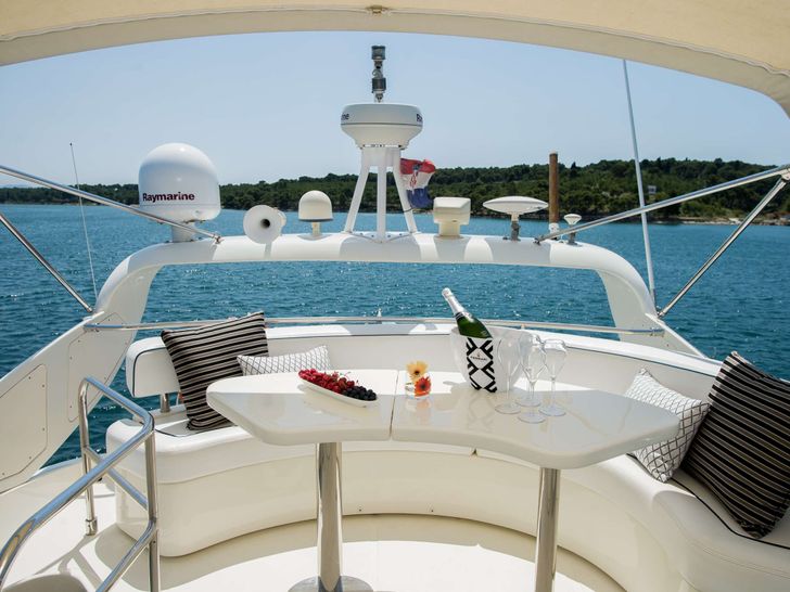 SENZA PAROLA - Aicon 56 S Fly,flybrige seating area SENZA PAROLA - Aicon 56 S Fly,flybrige seating area