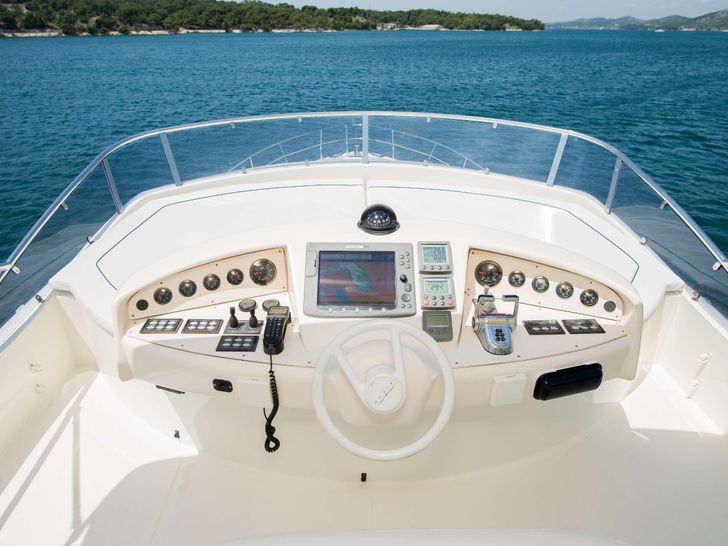SENZA PAROLA - Aicon 56 S Fly,flybridge helm SENZA PAROLA - Aicon 56 S Fly,flybridge helm