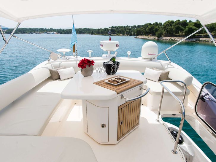 SKYFALL - Azimut 47 Fly,flybridge seating lounge with minibar SKYFALL - Azimut 47 Fly,flybridge seating lounge with minibar