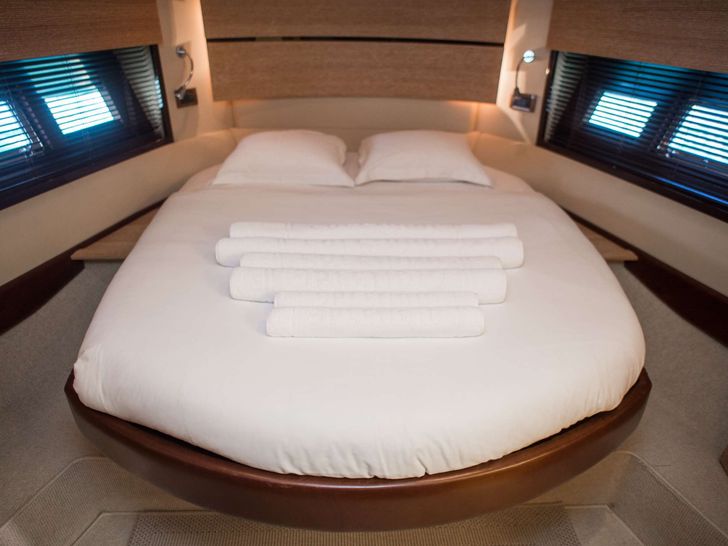 SKYFALL - Azimut 47 Fly,master cabin SKYFALL - Azimut 47 Fly,master cabin