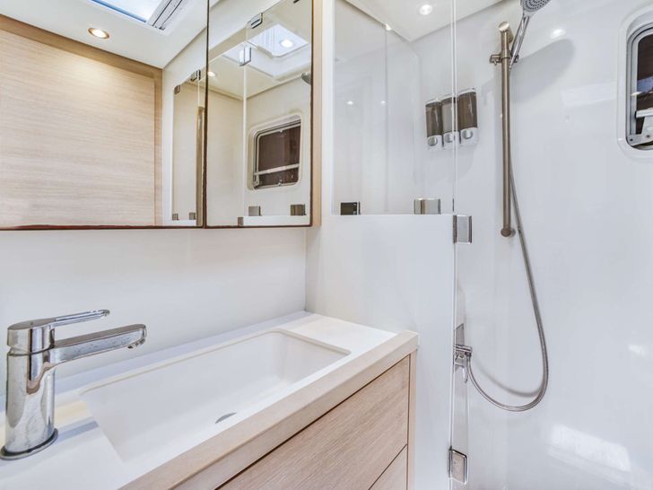 DREAM BEAUTY Lagoon 620 - cabin 2 bathroom DREAM BEAUTY Lagoon 620 - cabin 2 bathroom