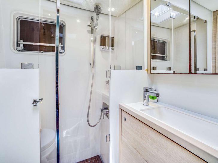 DREAM BEAUTY Lagoon 620 - cabin 3 bathroom DREAM BEAUTY Lagoon 620 - cabin 3 bathroom
