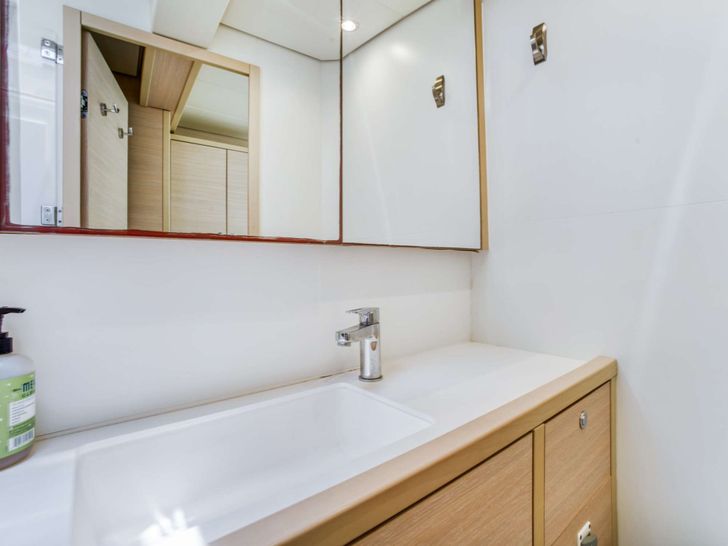 DREAM BEAUTY Lagoon 620 - cabin 5 bathroom DREAM BEAUTY Lagoon 620 - cabin 5 bathroom