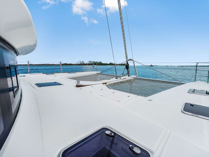 DREAM BEAUTY Lagoon 620 - foredeck DREAM BEAUTY Lagoon 620 - foredeck