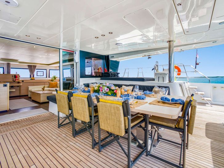 DREAM BEAUTY Lagoon 620 - aft deck dining area DREAM BEAUTY Lagoon 620 - aft deck dining area
