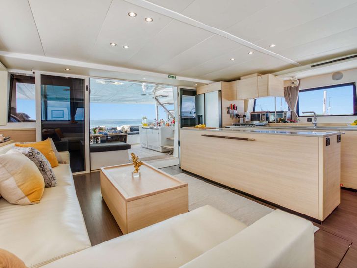 DREAM BEAUTY Lagoon 620 - saloon DREAM BEAUTY Lagoon 620 - saloon