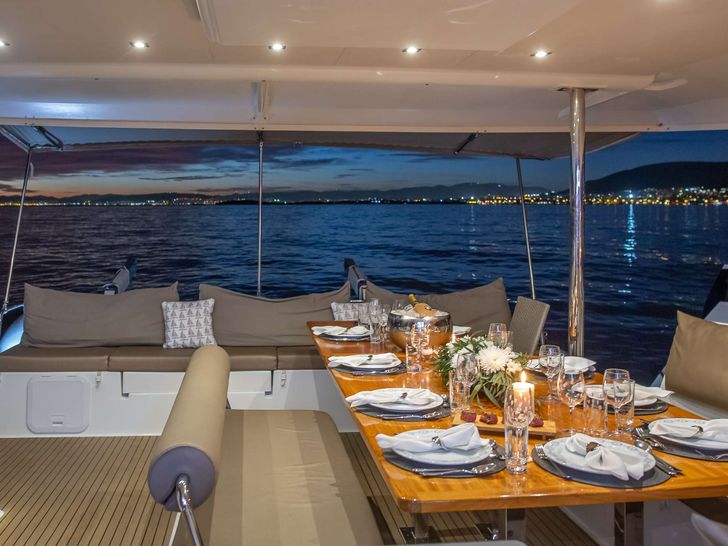 NEW HORIZONS 2 Fountaine Pajot Saba 50 - alfresco dining set up NEW HORIZONS 2 Fountaine Pajot Saba 50 - alfresco dining set up