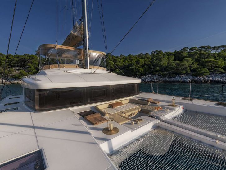 FLO Lagoon 52 - foredeck lounge FLO Lagoon 52 - foredeck lounge