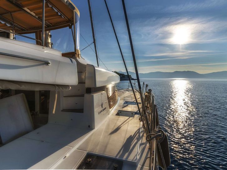 FLO Lagoon 52 - side deck FLO Lagoon 52 - side deck