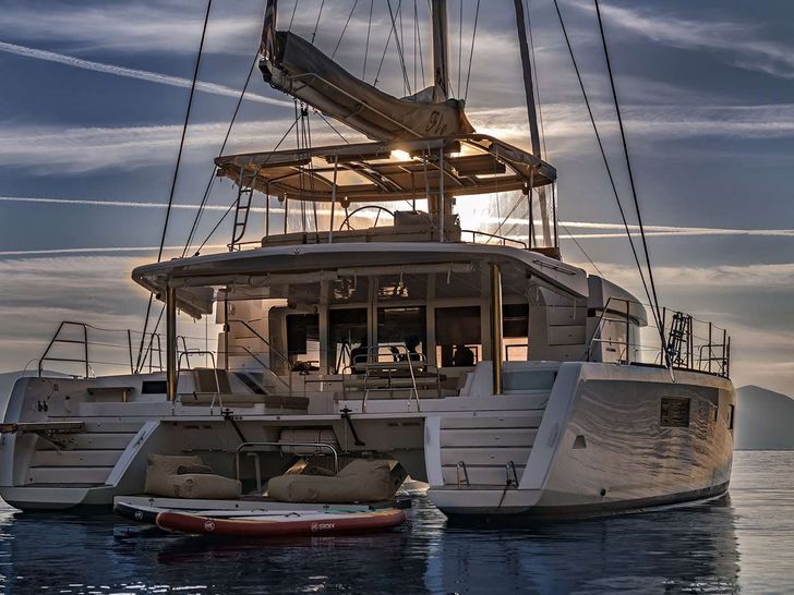 FLO Lagoon 52 - stern view FLO Lagoon 52 - stern view