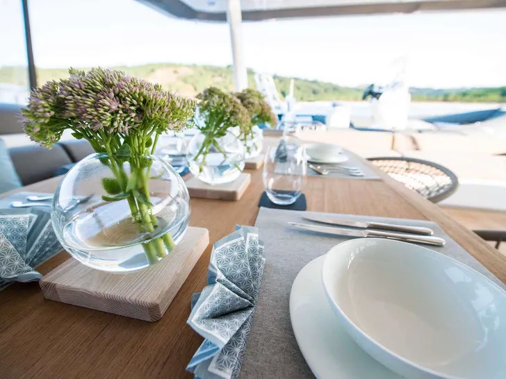 JOY Lagoon Seventy 7 - aft deck alfresco dining set up JOY Lagoon Seventy 7 - aft deck alfresco dining set up