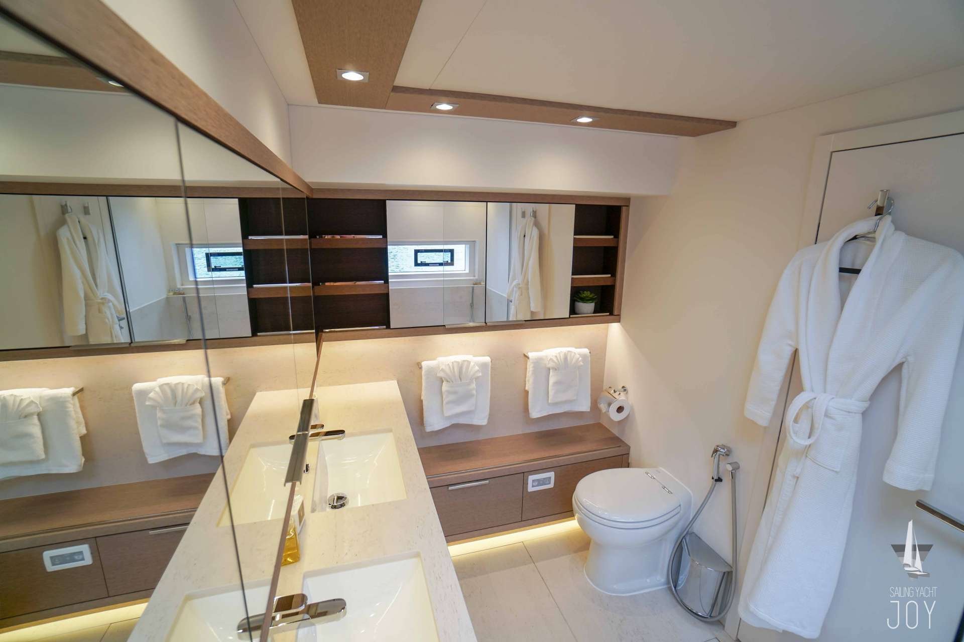 JOY Lagoon Seventy 7 - master cabin bathroom