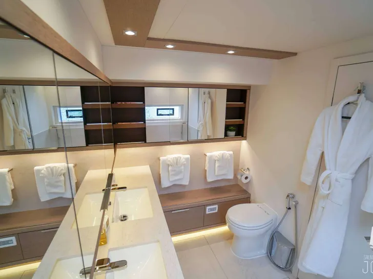 JOY Lagoon Seventy 7 - master cabin bathroom JOY Lagoon Seventy 7 - master cabin bathroom