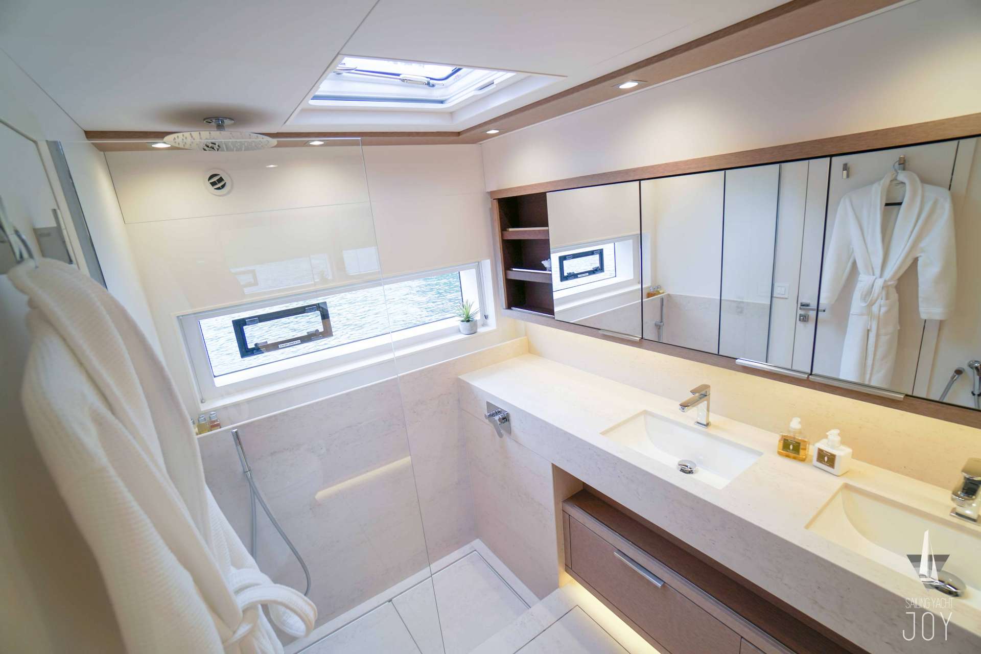 JOY Lagoon Seventy 7 - master cabin shower
