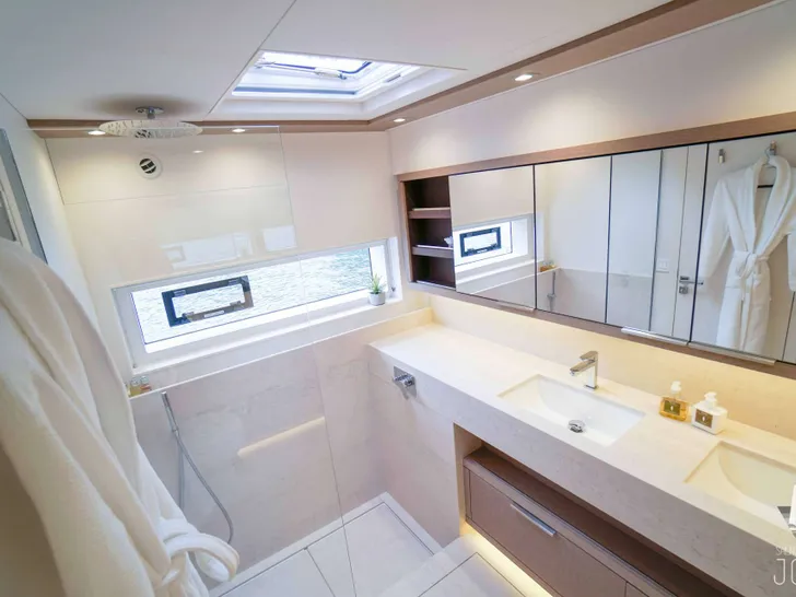 JOY Lagoon Seventy 7 - master cabin shower JOY Lagoon Seventy 7 - master cabin shower