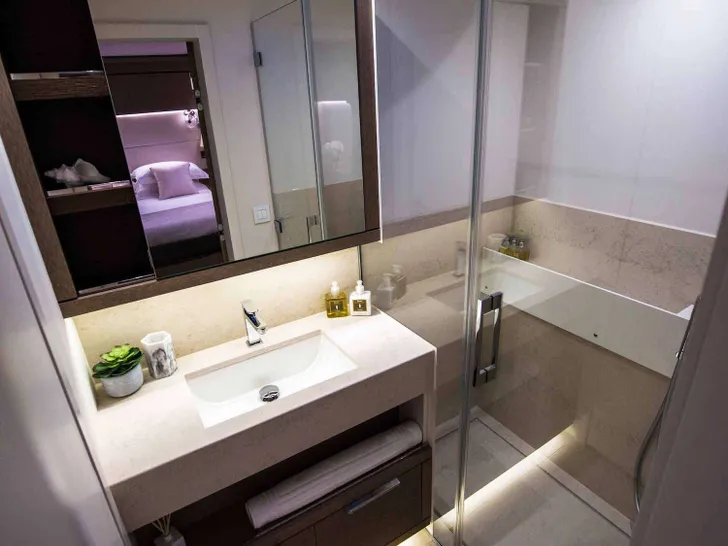 JOY Lagoon Seventy 7 - VIP cabin 1 bathroom JOY Lagoon Seventy 7 - VIP cabin 1 bathroom