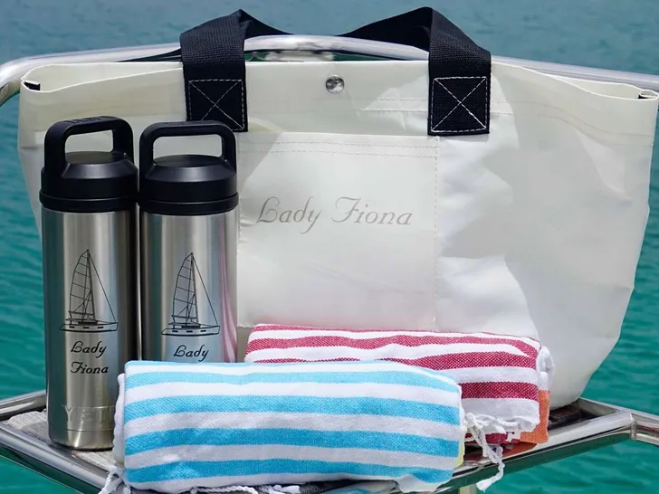LADY FIONA Lagoon 620 Essence - towels and water bottles LADY FIONA Lagoon 620 Essence - towels and water bottles