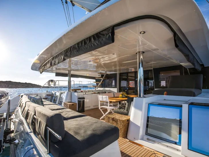LADY FIONA Lagoon 620 Essence - aft deck seating and dining area LADY FIONA Lagoon 620 Essence - aft deck seating and dining area