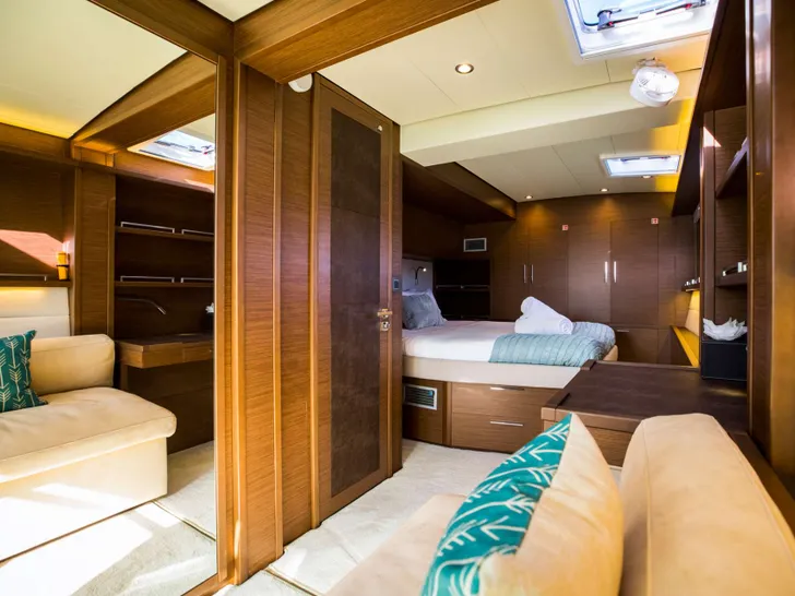 LADY FIONA Lagoon 620 Essence - master cabin bed and lounge LADY FIONA Lagoon 620 Essence - master cabin bed and lounge