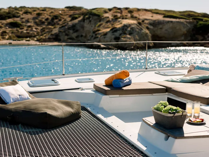 NEW HORIZONS 2 Fountaine Pajot Saba 50 - foredeck lounge NEW HORIZONS 2 Fountaine Pajot Saba 50 - foredeck lounge