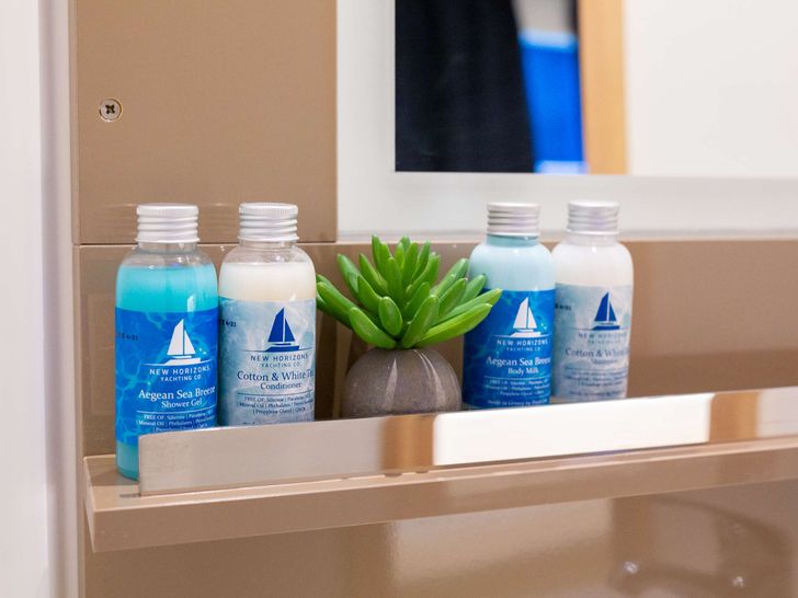 NEW HORIZONS 2 Fountaine Pajot Saba 50 - toiletries NEW HORIZONS 2 Fountaine Pajot Saba 50 - toiletries