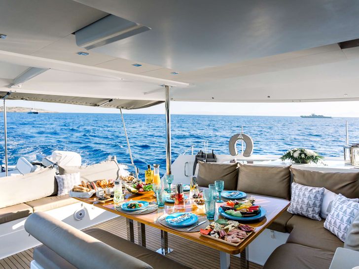 NEW HORIZONS 2 Fountaine Pajot Saba 50 - aft deck NEW HORIZONS 2 Fountaine Pajot Saba 50 - aft deck