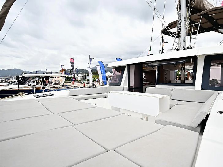 AGATIRNO Bali 4.8 - front deck lounge AGATIRNO Bali 4.8 - front deck lounge