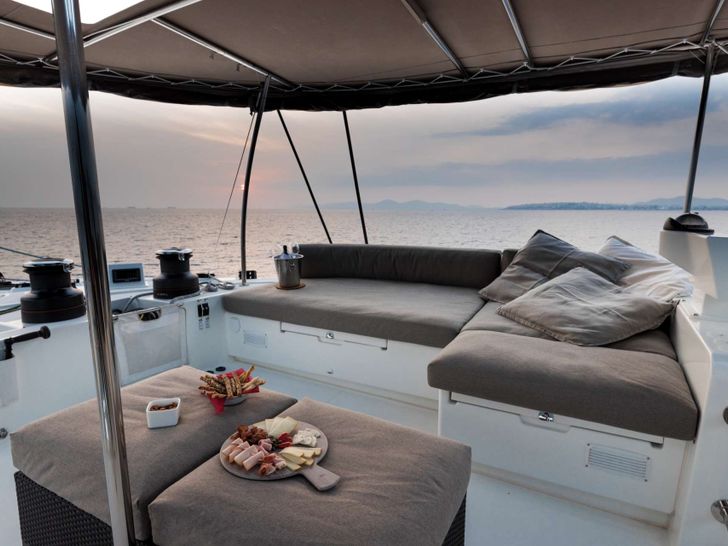 SELENE Fountaine Pajot Alegria 67 - flybridge seating SELENE Fountaine Pajot Alegria 67 - flybridge seating