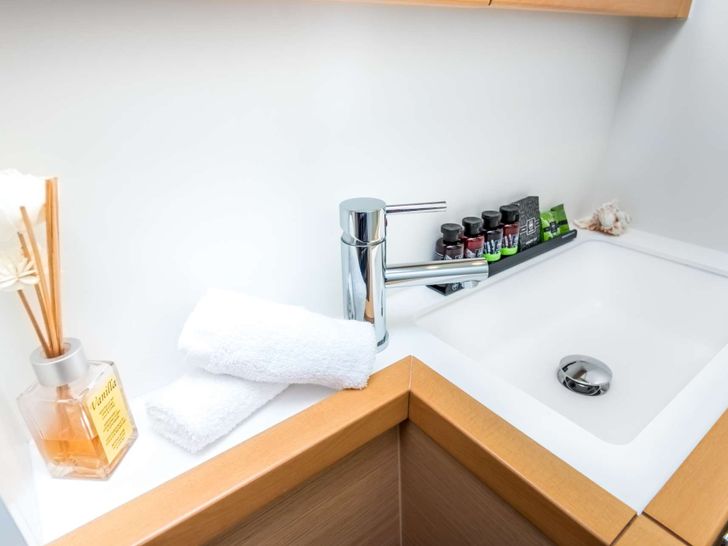 SELENE Fountaine Pajot Alegria 67 - double cabin 2 bathroom SELENE Fountaine Pajot Alegria 67 - double cabin 2 bathroom