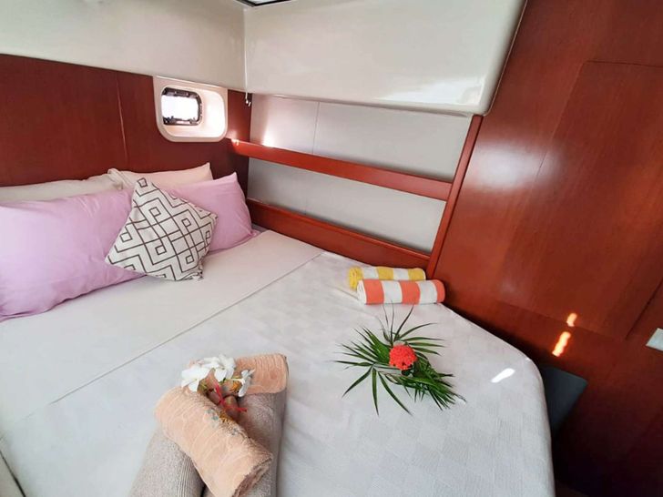 GROOVY Robertson and Caine 42 - cabin 1 bed GROOVY Robertson and Caine 42 - cabin 1 bed