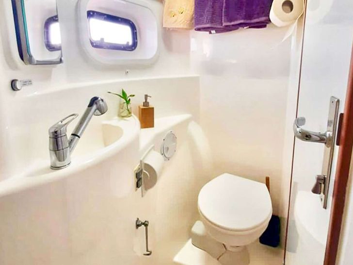 GROOVY Robertson and Caine 42 - cabin 1 bathroom GROOVY Robertson and Caine 42 - cabin 1 bathroom