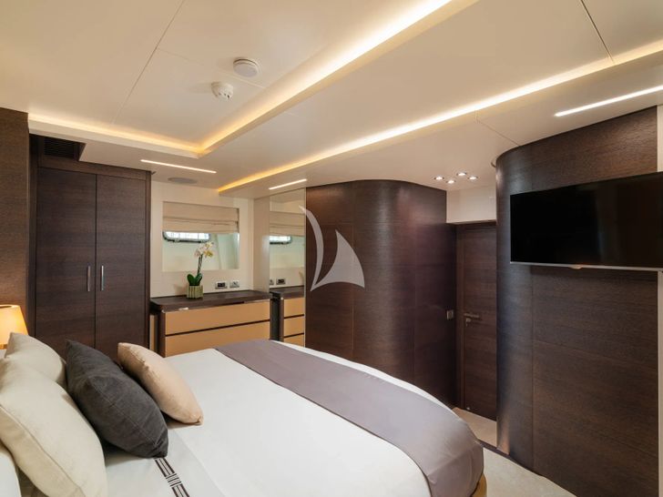 55 FIFTYFIVE Cerri Flying Sport 102 - VIP cabin 1 bed and TV 55 FIFTYFIVE Cerri Flying Sport 102 - VIP cabin 1 bed and TV