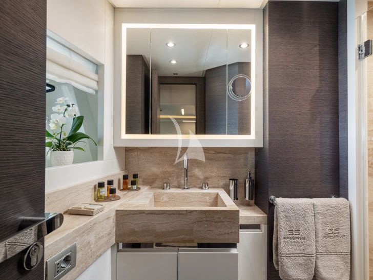 55 FIFTYFIVE Cerri Flying Sport 102 - VIP cabin 2 bathroom 55 FIFTYFIVE Cerri Flying Sport 102 - VIP cabin 2 bathroom