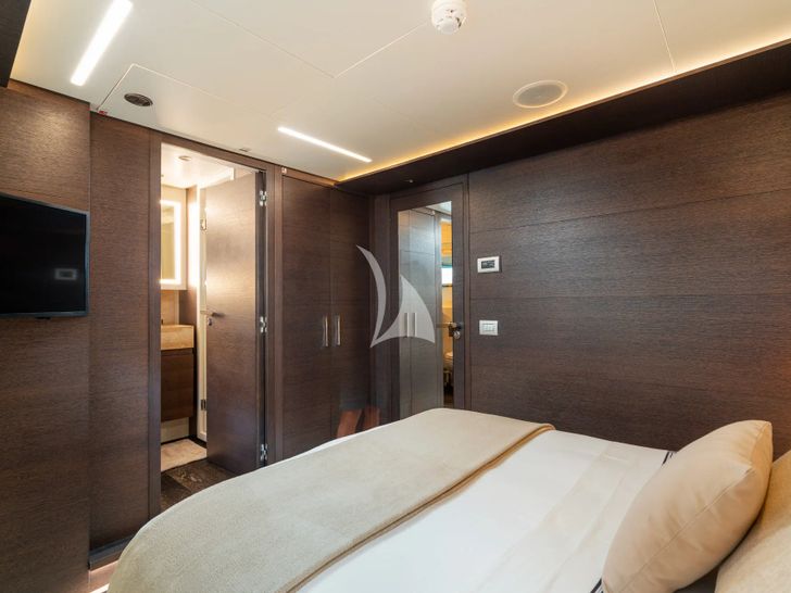 55 FIFTYFIVE Cerri Flying Sport 102 - VIP cabin 2 bed and TV 55 FIFTYFIVE Cerri Flying Sport 102 - VIP cabin 2 bed and TV